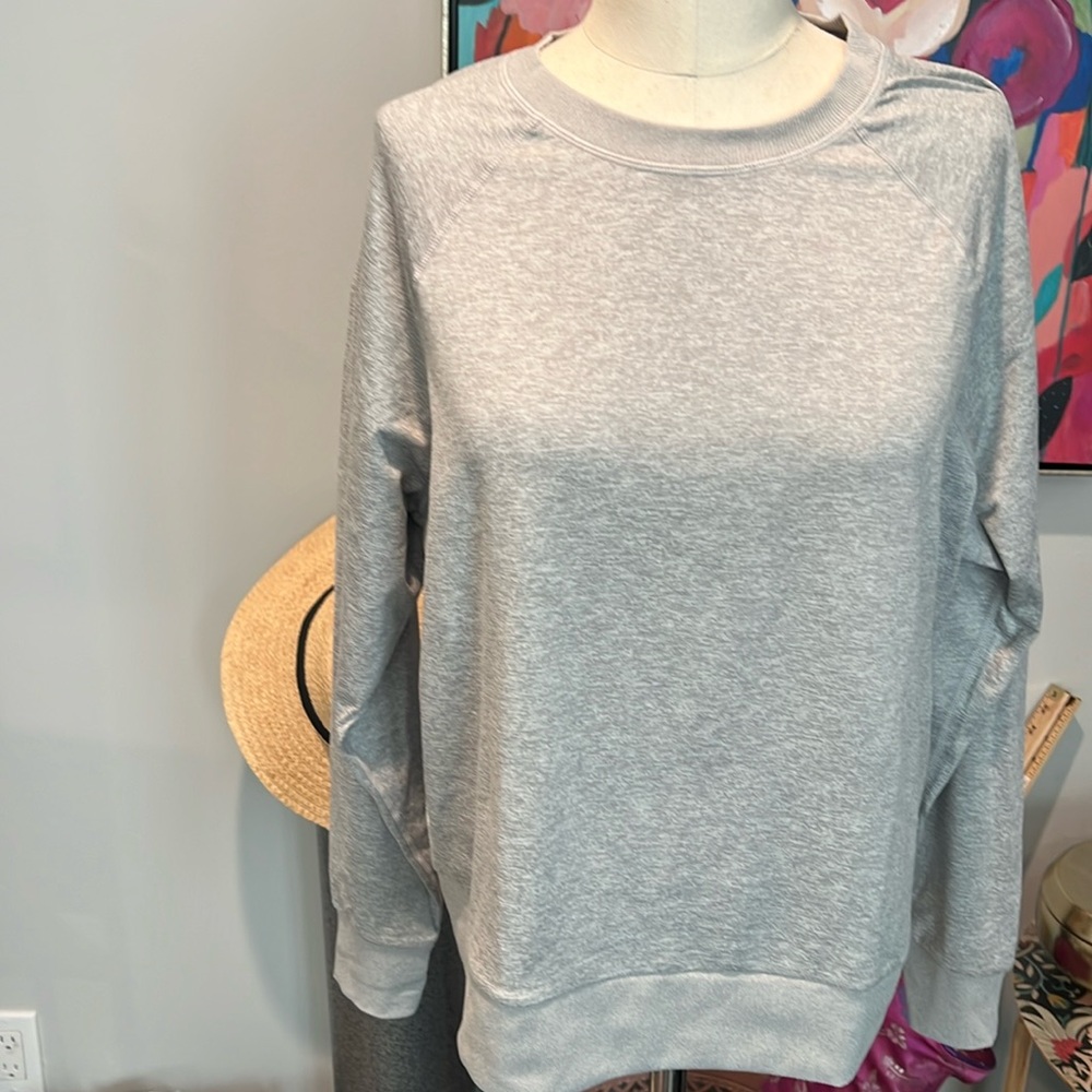 Vuori sweatshirt. Grey. Athleisure